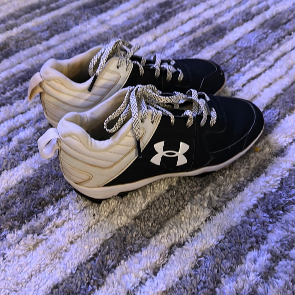 Girls Size 3 Youth Under Armor Softball Cleats